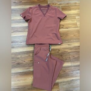 Figs Women’s Mauve Scrub Set Small